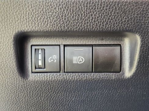 Used 2025 Toyota RAV4 XLE FWD image 25