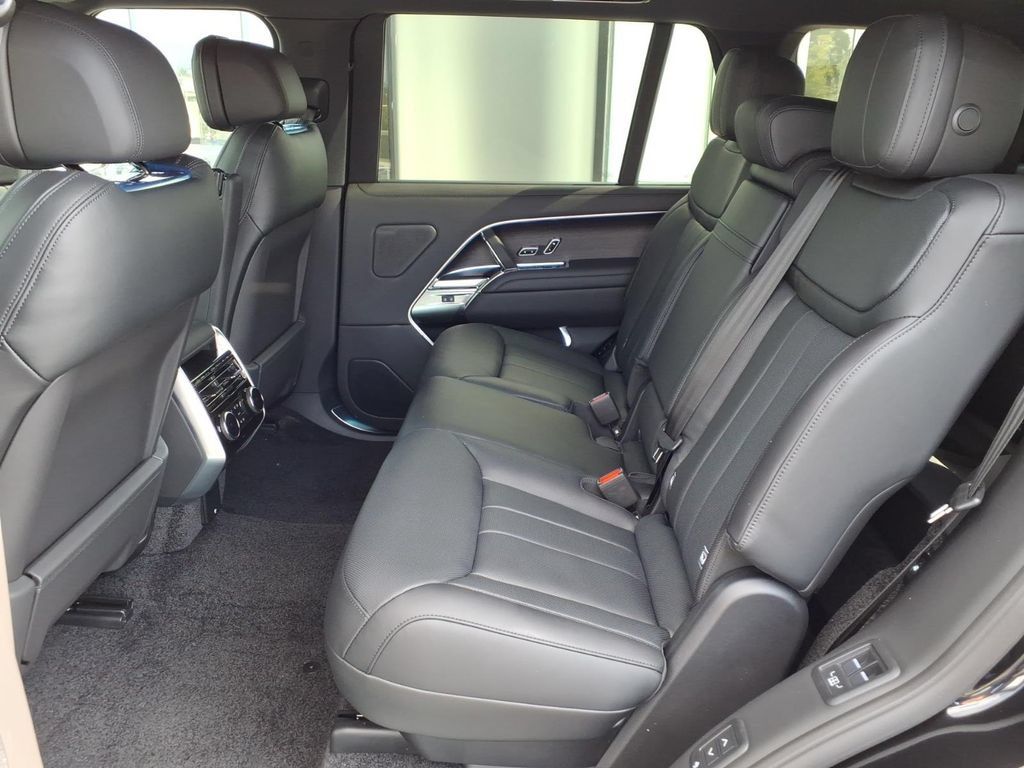 New 2026 Land Rover Range Rover Long Wheelbase SE AWD/4WD image 8