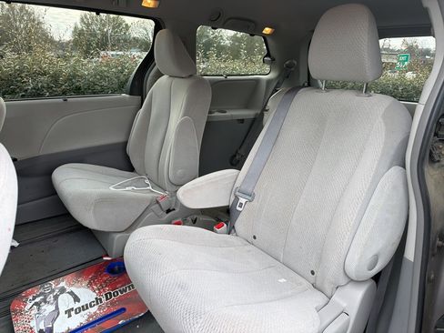 Used 2013 Toyota Sienna LE image 9