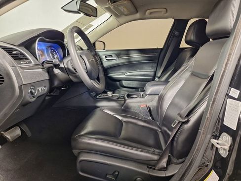 Used 2022 Chrysler 300 Touring L RWD image 11