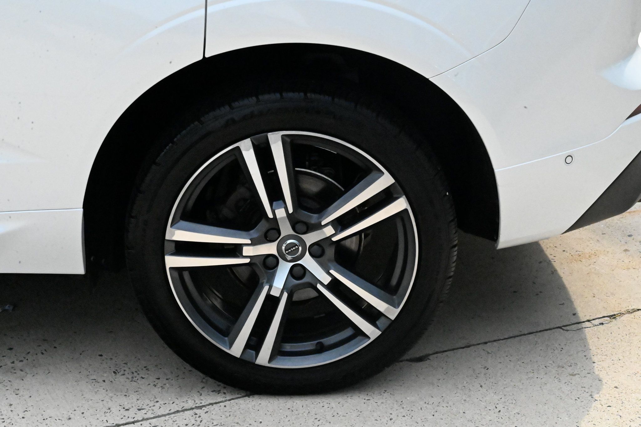 Used 2019 Volvo XC60 T5 Momentum w/ Multimedia Package AWD/4WD image 10