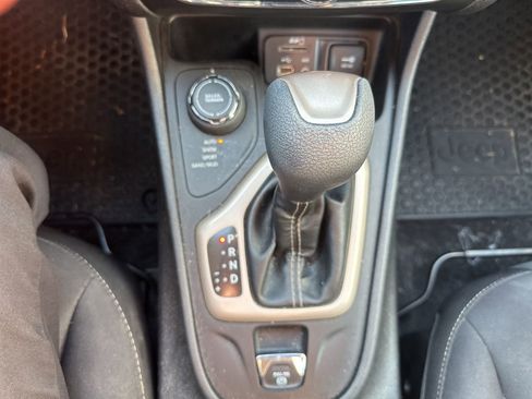 Used 2017 Jeep Cherokee Latitude w/ Cold Weather Group image 22