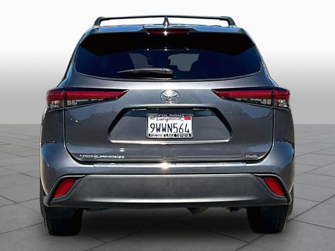 Used 2022 Toyota Highlander XLE FWD image 4
