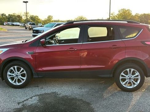 Used 2018 Ford Escape SE FWD image 4
