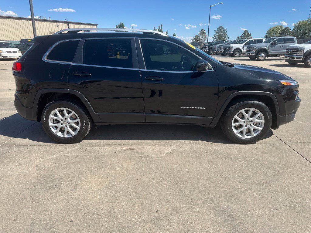 Used 2018 Jeep Cherokee Latitude Plus w/ Cold Weather Group AWD/4WD image 39