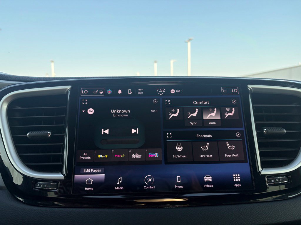 Used 2022 Chrysler Pacifica Touring-L FWD image 21