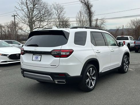 Used 2024 Honda Pilot Touring image 4