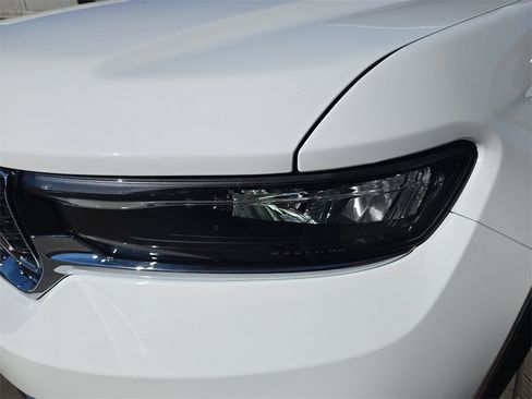 New 2025 Jeep Grand Cherokee Limited image 32