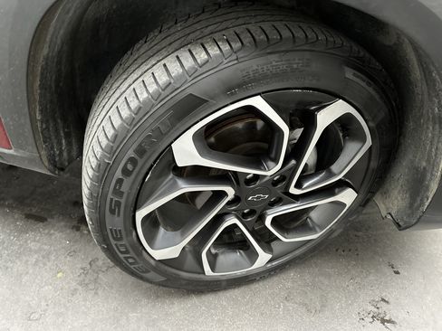 Used 2025 Chevrolet Trax RS w/ Sunroof Package FWD image 11