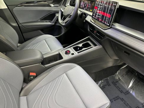 New 2026 Volkswagen Tiguan SE FWD image 15