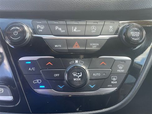 Used 2019 Chrysler Pacifica Touring-L Plus image 12