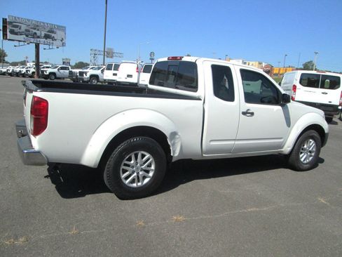Used 2017 Nissan Frontier SV image 3