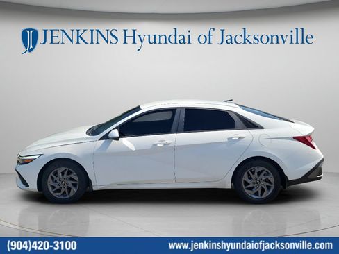 Used 2024 Hyundai Elantra SEL FWD image 12