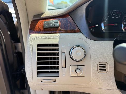 Used 2006 Cadillac DTS Luxury I w/ Sun And Sound Package image 23