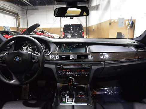 Used 2013 BMW 750i xDrive image 38