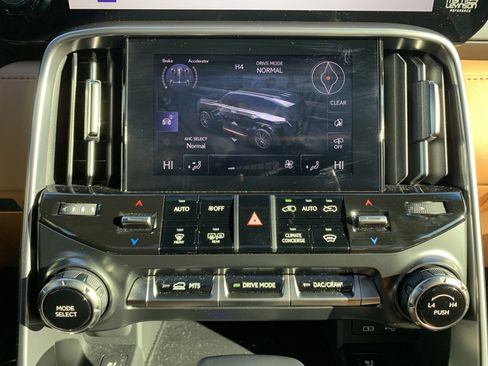 Used 2024 Lexus LX 600 4WD w/ Luxury Package image 27