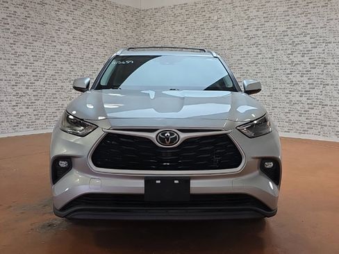 Used 2022 Toyota Highlander XLE image 3
