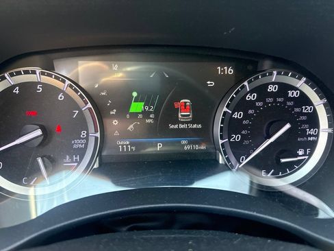 Used 2022 Toyota Highlander XLE AWD/4WD image 4
