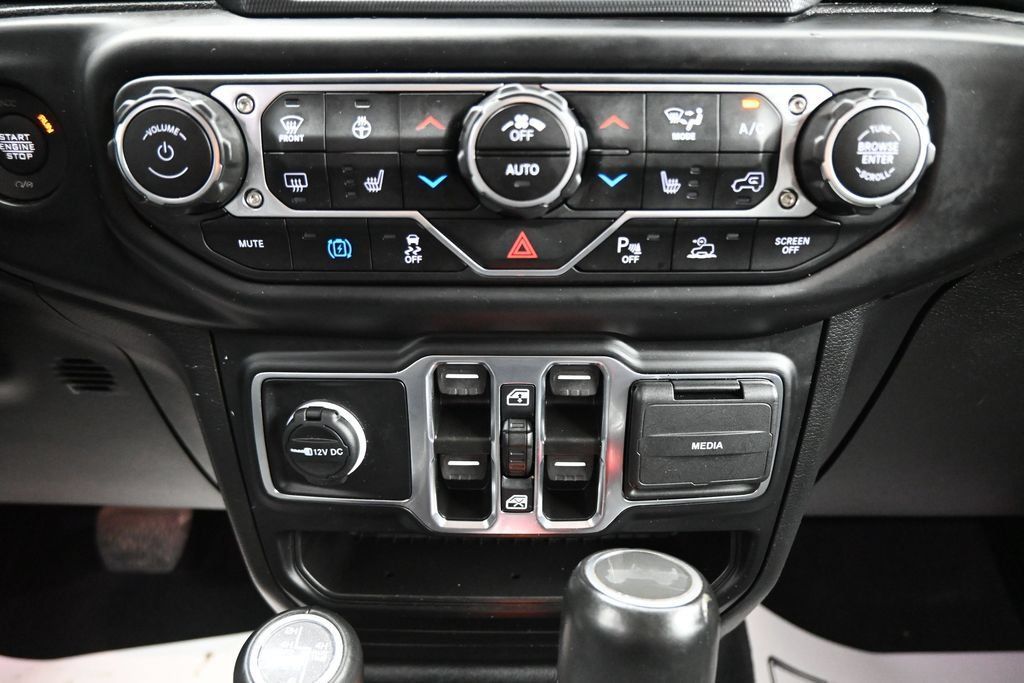 Used 2022 Jeep Wrangler Unlimited Sahara w/ Cold Weather Group AWD/4WD image 18