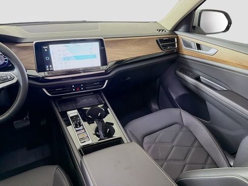 Used 2025 Volkswagen Atlas SE image 24