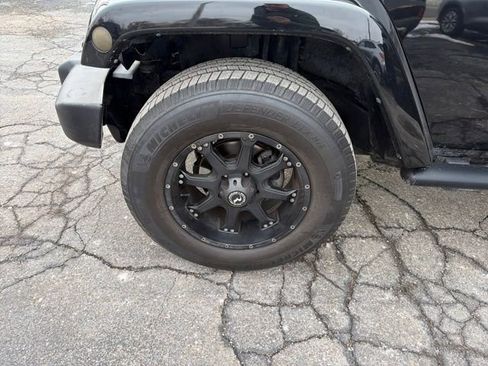 Used 2013 Jeep Wrangler Unlimited Sahara w/ Dual Top Group image 27