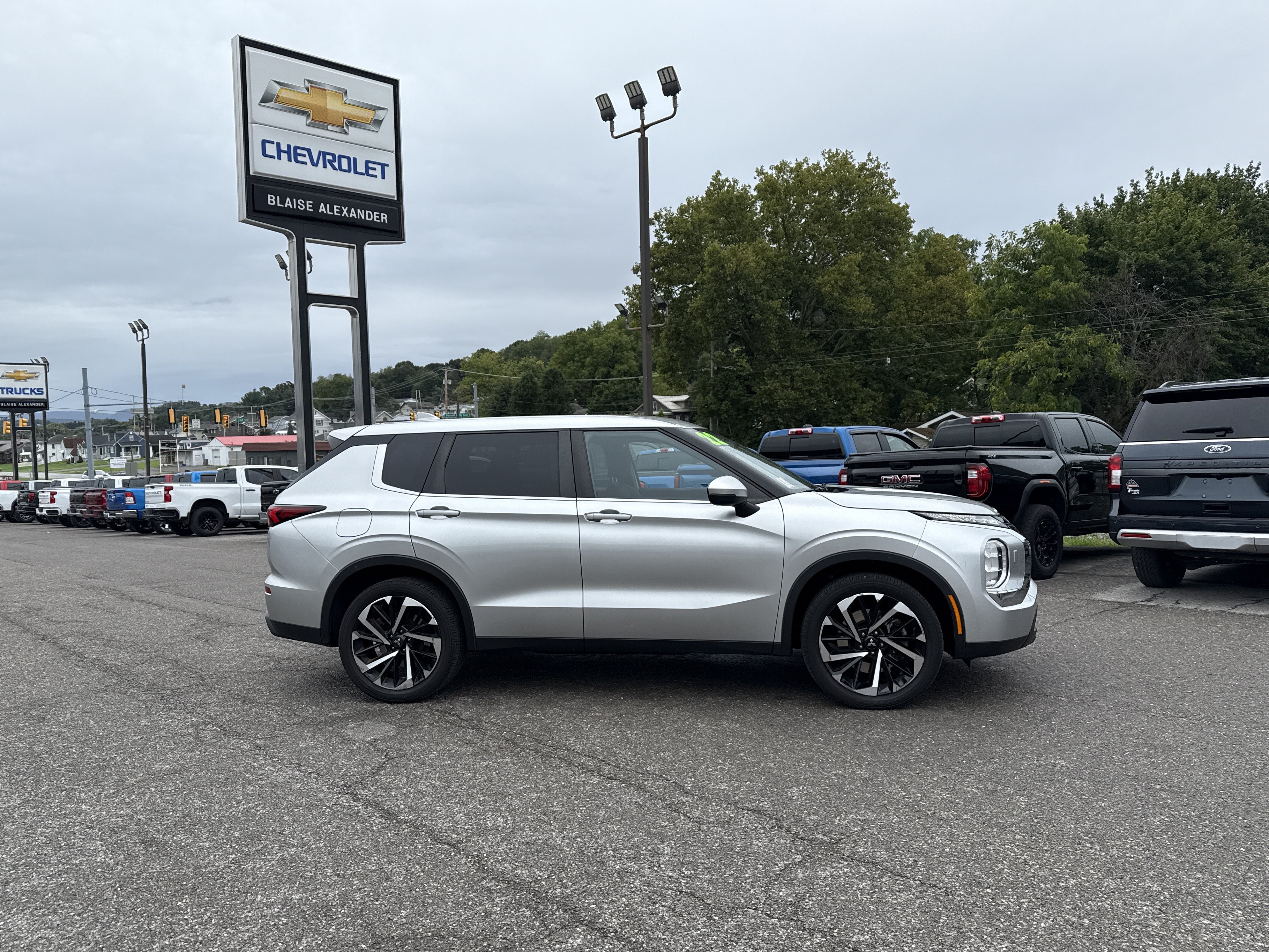 Used 2022 Mitsubishi Outlander ES AWD/4WD image 2