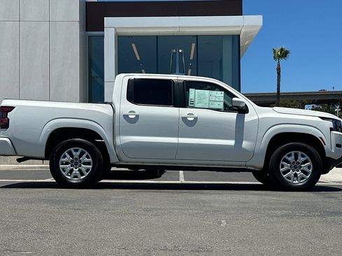Used 2023 Nissan Frontier SV AWD/4WD image 2