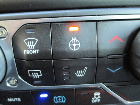 Used 2022 Jeep Wrangler Unlimited Sahara w/ Cold Weather Group image 18