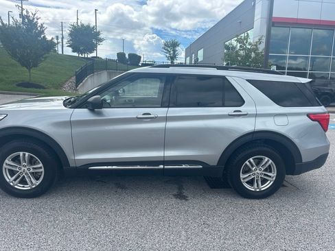 Used 2023 Ford Explorer XLT w/ Equipment Group 202A AWD/4WD image 7