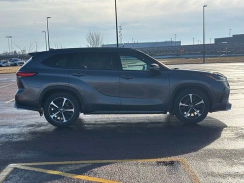 Used 2022 Toyota Highlander XSE image 2
