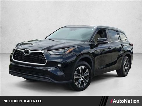 Used 2024 Toyota Highlander XLE FWD image 1
