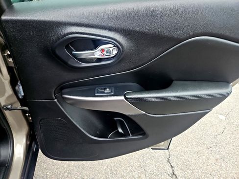 Used 2021 Jeep Cherokee Latitude Plus w/ Mopar Interior Package image 18