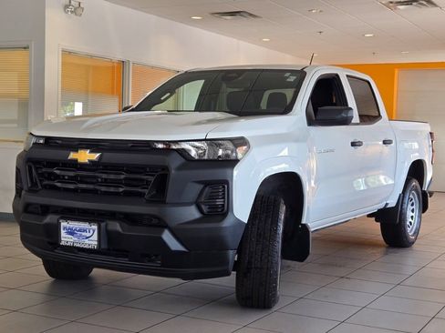 Used 2025 Chevrolet Colorado W/T AWD/4WD image 4