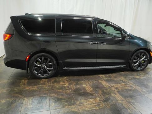 Used 2019 Chrysler Pacifica Touring-L FWD image 4