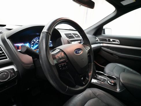Used 2017 Ford Explorer XLT w/ Equipment Group 202A image 8
