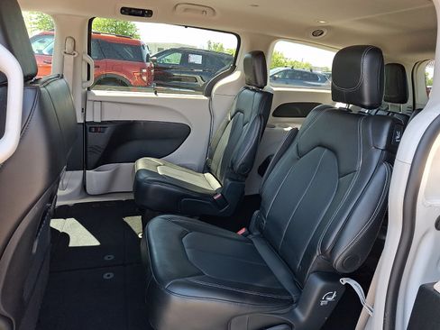 Used 2024 Chrysler Pacifica Touring-L FWD image 12