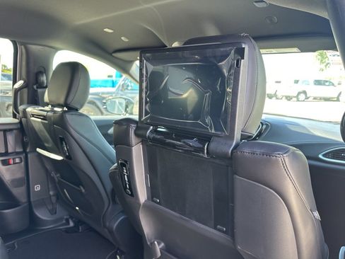 New 2026 Chrysler Pacifica Select image 3