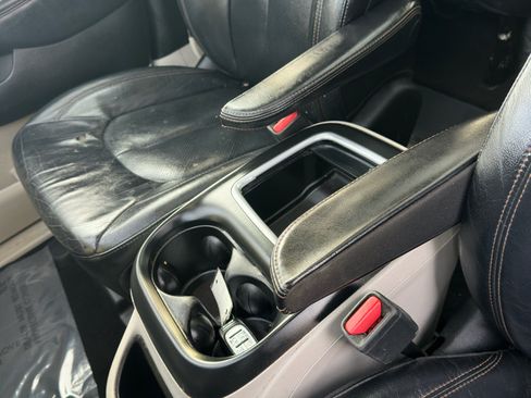 Used 2018 Chrysler Pacifica Touring-L Plus w/ Tire & Wheel Group image 19