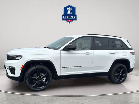 Used 2023 Jeep Grand Cherokee Limited w/ Black Appearance Package AWD/4WD image 1