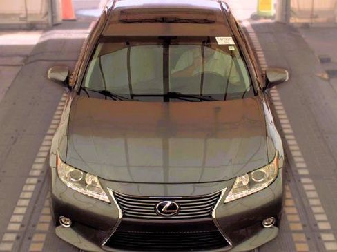 Used 2015 Lexus ES 350 w/ Luxury Package FWD image 2