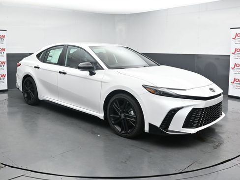 New 2026 Toyota Camry Hybrid FWD image 2
