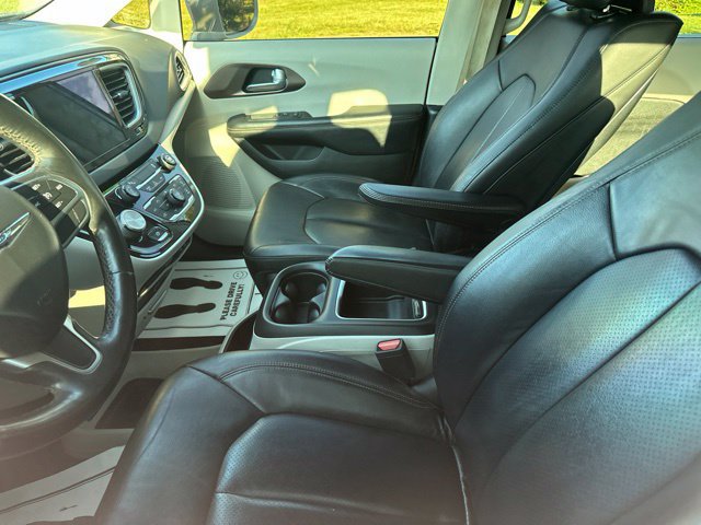 Used 2017 Chrysler Pacifica Touring-L Plus FWD image 11