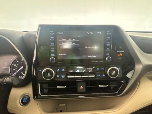 Used 2021 Toyota Highlander XLE AWD/4WD image 5