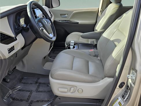 Used 2015 Toyota Sienna XLE image 13