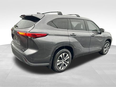 Used 2022 Toyota Highlander XLE AWD/4WD image 5