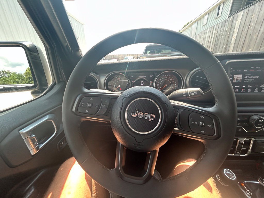Used 2023 Jeep Gladiator Sport AWD/4WD image 18