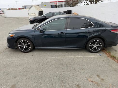 Used 2018 Toyota Camry SE w/ Accessory Appearance Package FWD image 2