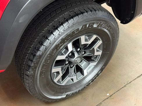 Used 2018 Toyota Tacoma TRD Off-Road w/ Technology Package AWD/4WD image 12