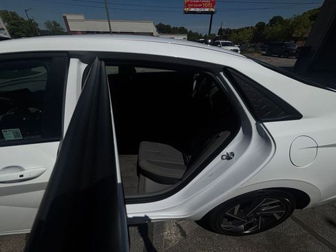 Used 2025 Hyundai Elantra SEL FWD image 27
