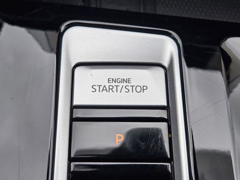 Used 2025 Volkswagen Atlas SE image 32